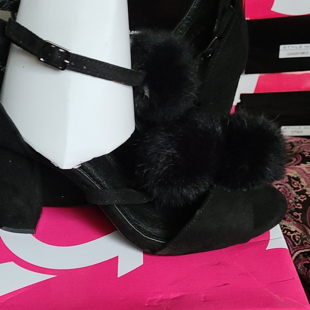 Shoe's - Picture 3 of 4